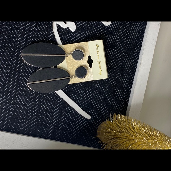 Silver tone wood wood earrings. - Picture 4 of 4